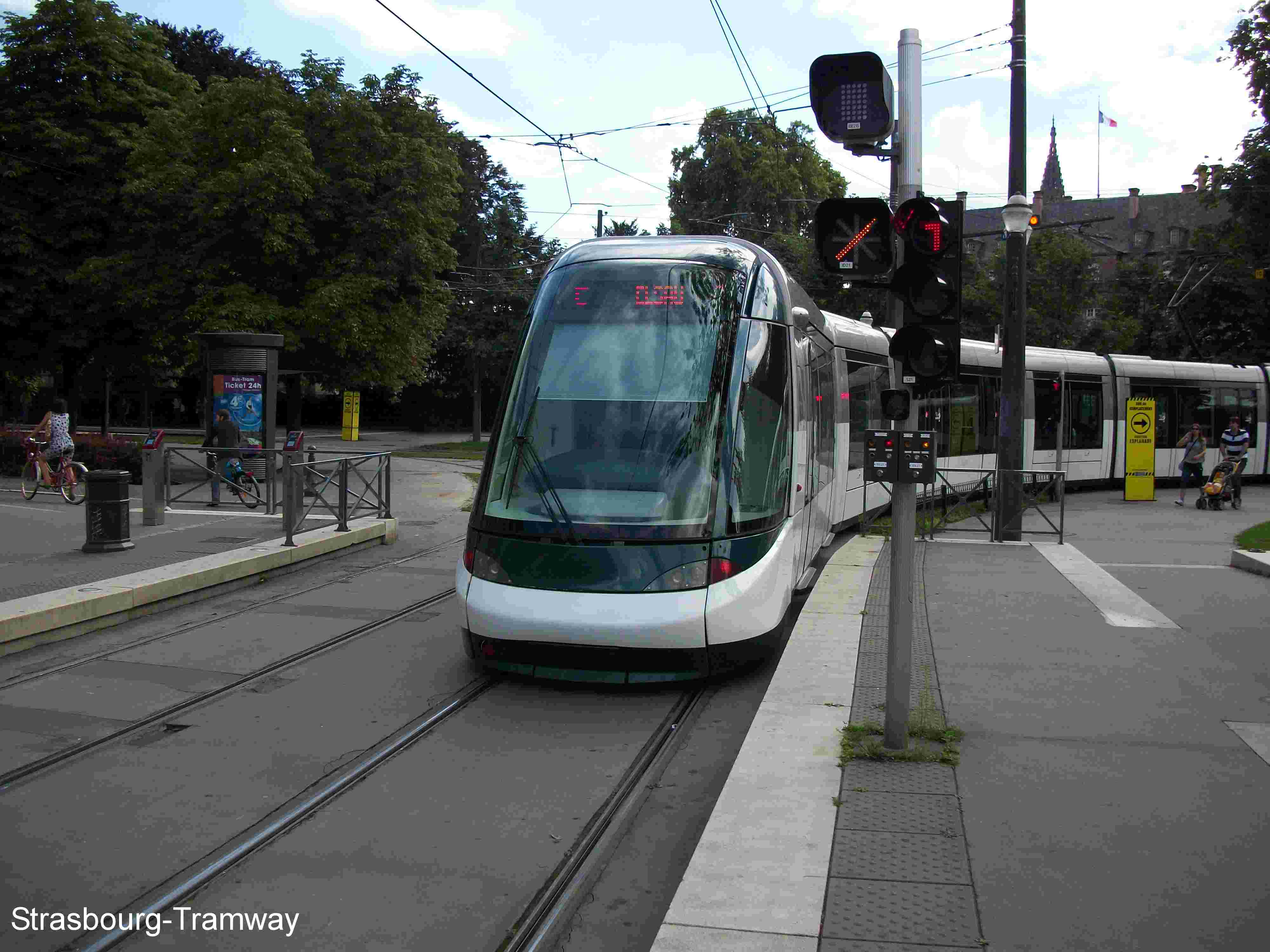 La rame vient de franchir les signaux de la bifurcation et se dirige vers Elsau.
